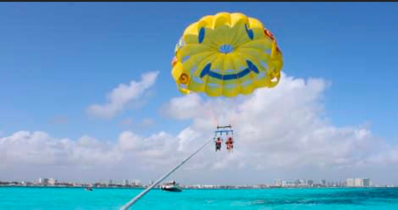 Parasailing sobre el mar