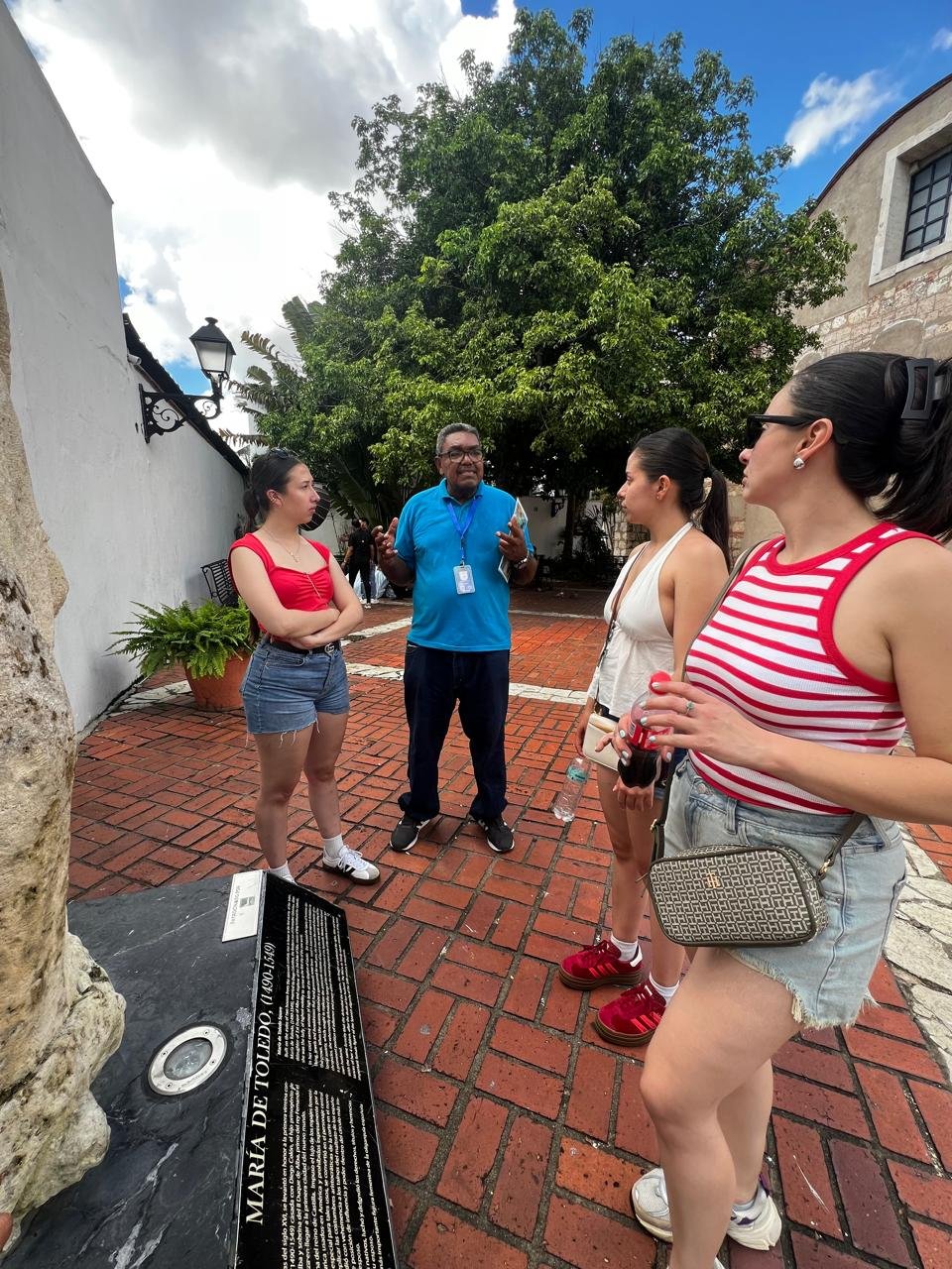 Grupo recorriendo Santo Domingo