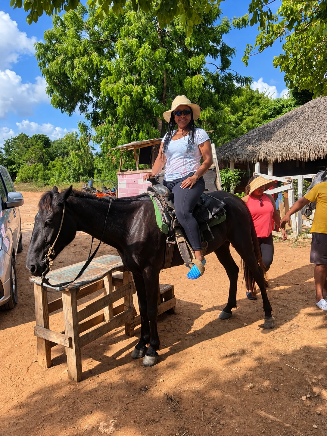 Visitante a caballo en una zona rural de la cabalgata