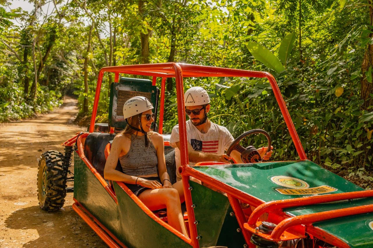 Visitantes en un buggy de La Hacienda Park