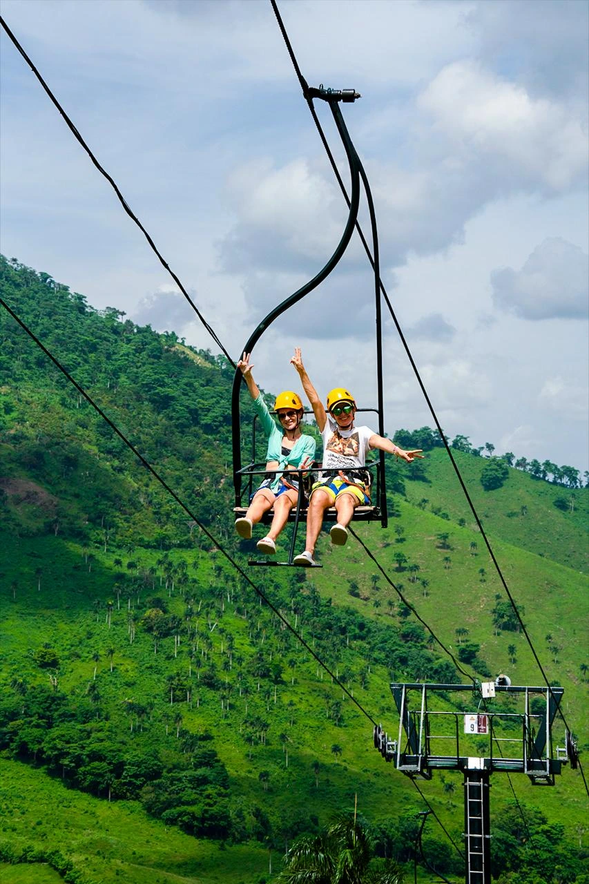 Visitantes en la telesilla sobre las montañas de La Hacienda Park