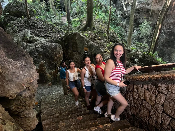 Visitantes en el recorrido de Los Tres Ojos