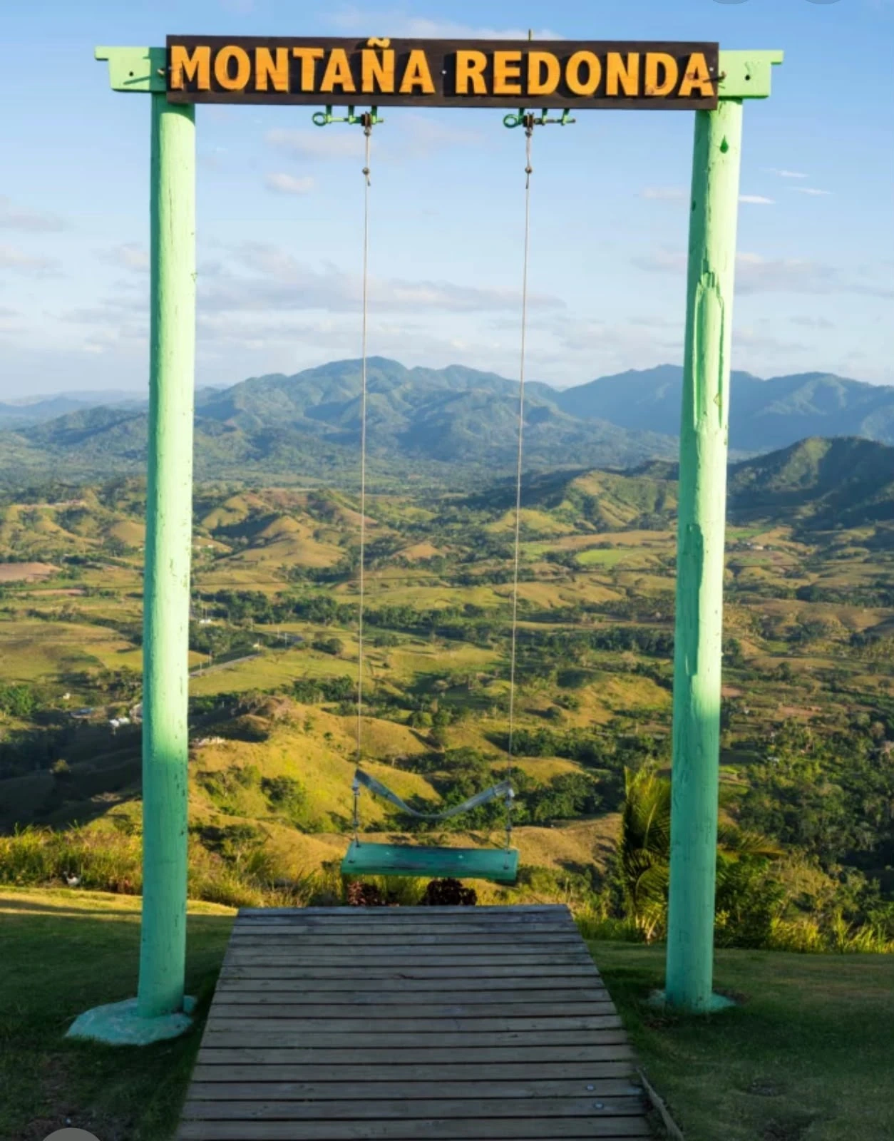 Columpio y plataforma de Montaña Redonda frente al paisaje de Miches