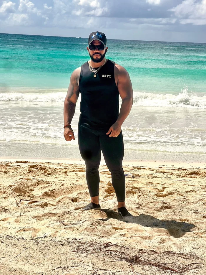 Visitante en la playa de Isla Saona