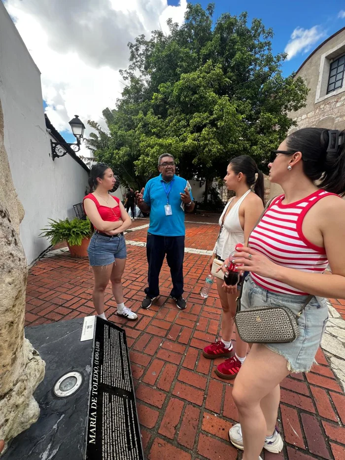 Grupo durante una visita guiada en Santo Domingo