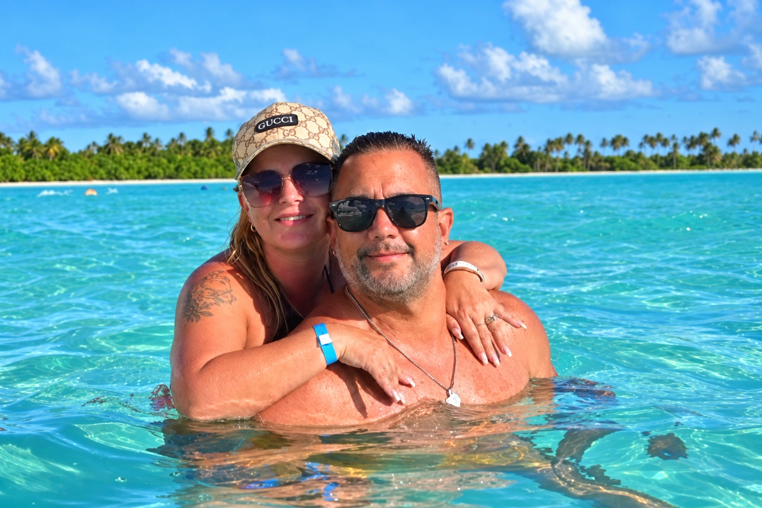 Viajeros disfrutando del mar durante una salida de Samaná