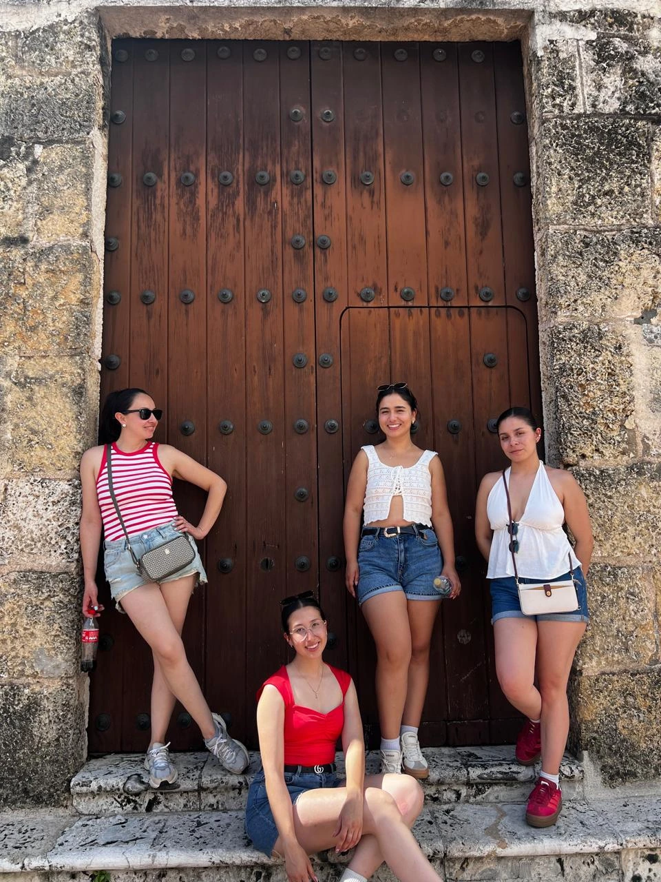 Visitantes frente a una puerta histórica de Santo Domingo