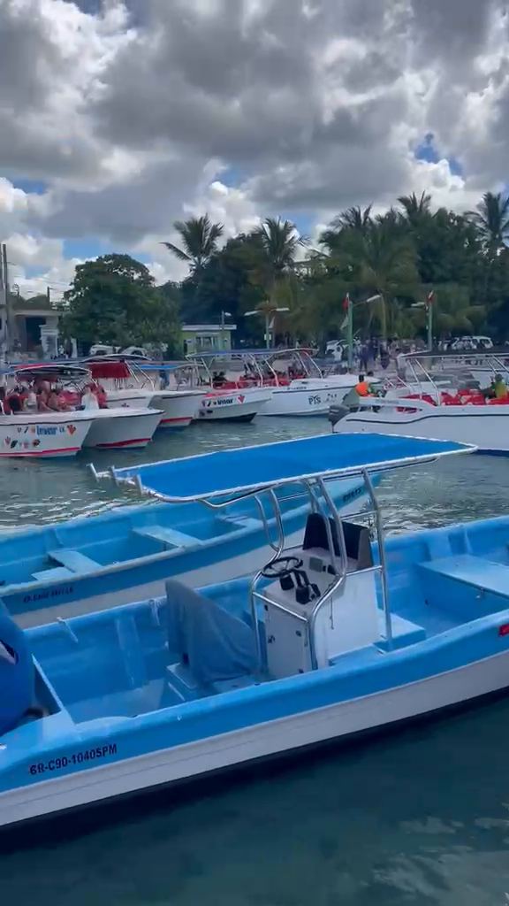 Embarcaciones en Bayahíbe antes de la salida a Isla Saona