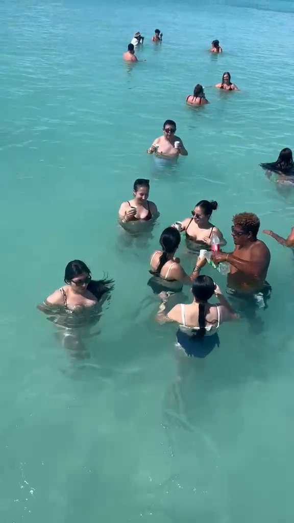 Viajeros disfrutando de una parada en el mar durante la excursión a Saona
