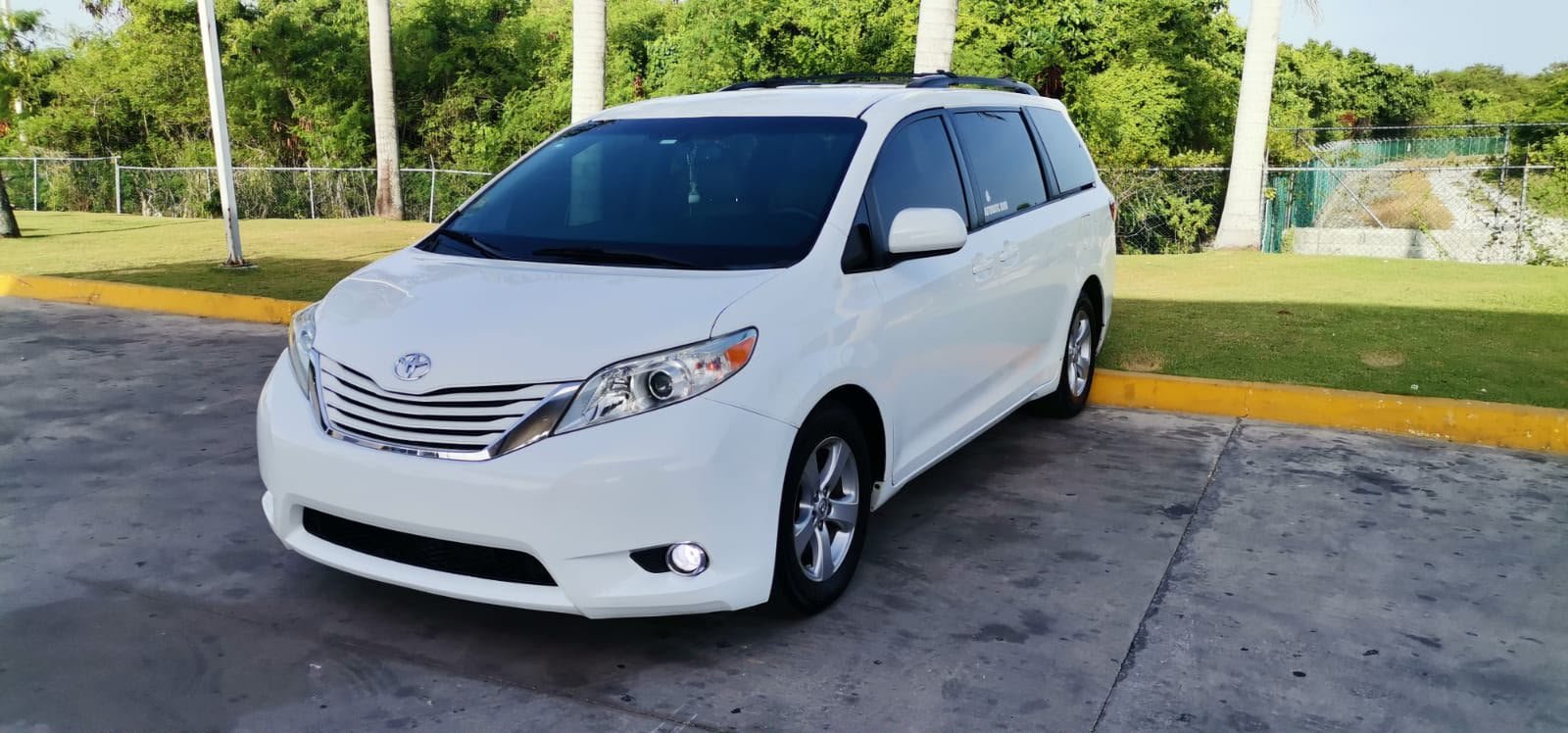 Minivan de Marino Travels